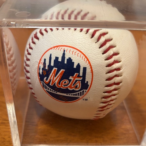 Mets Logo Baseball In Display - Picture 2 of 7